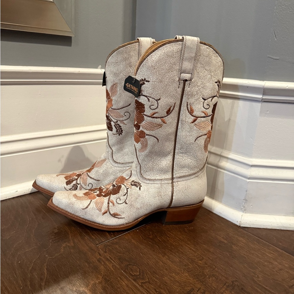 Shyanne Floral Embroidered Cowboy Boots